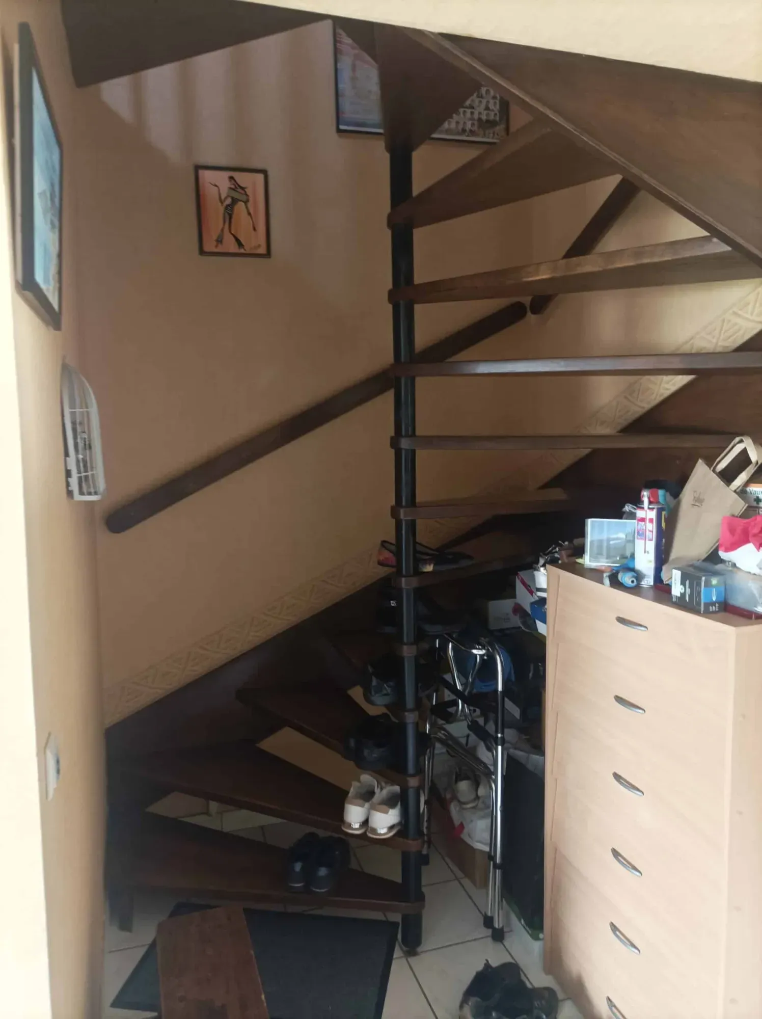 escalier-colimacon-entree-rangement-scaled