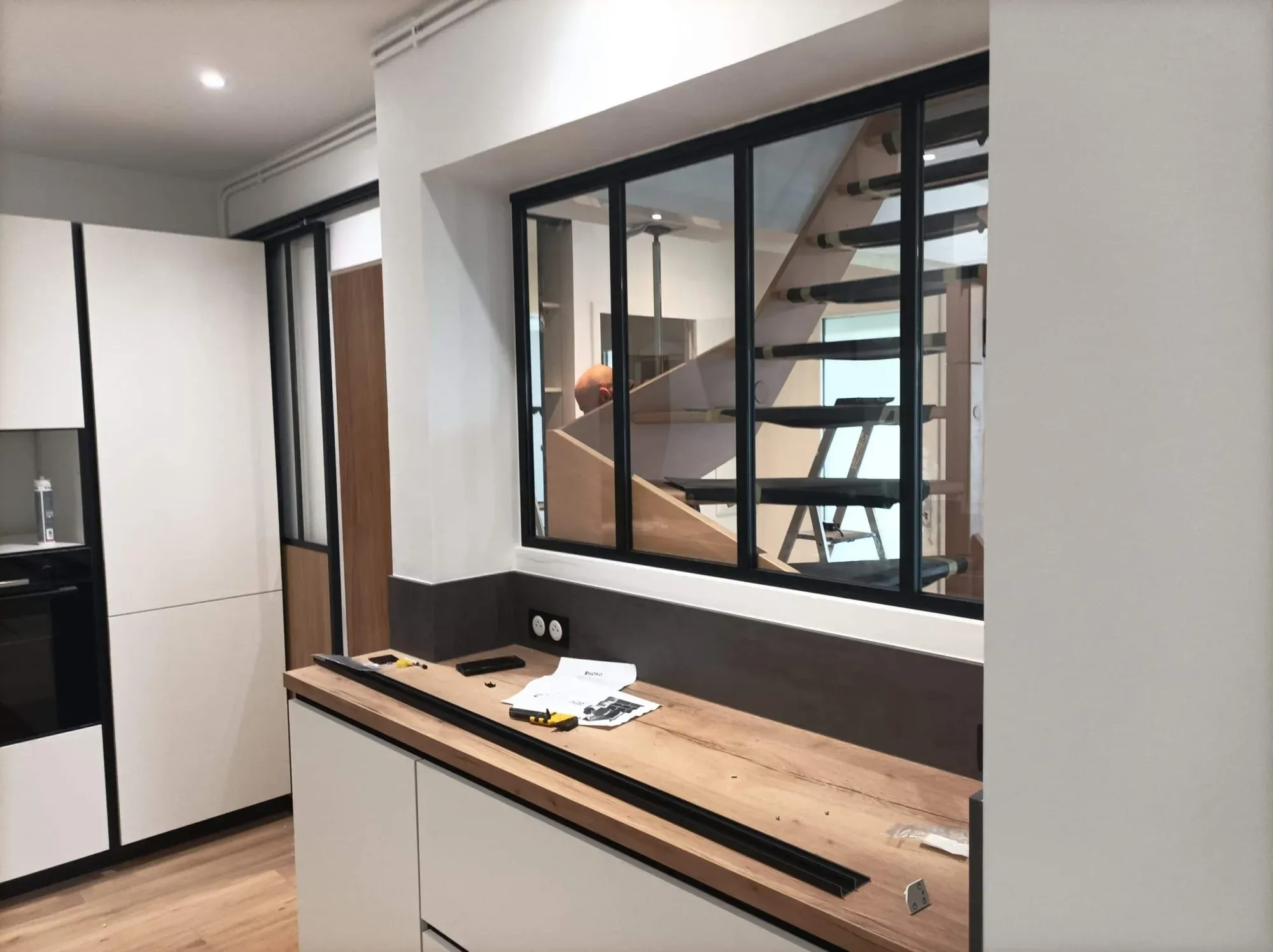 cuisine-fenetre-atelier-bois-travaux-scaled