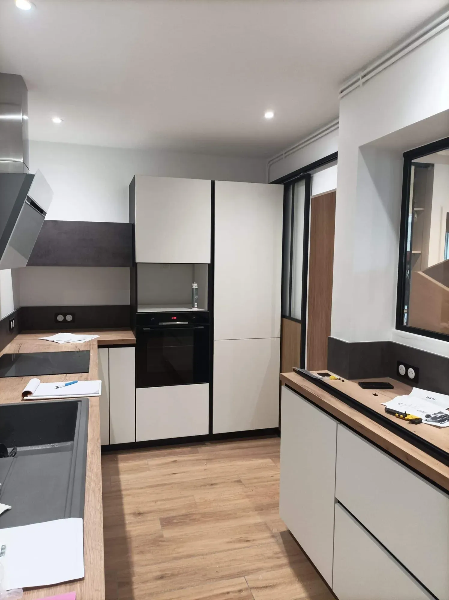 cuisine-meubles-bois-installation-moderne-scaled
