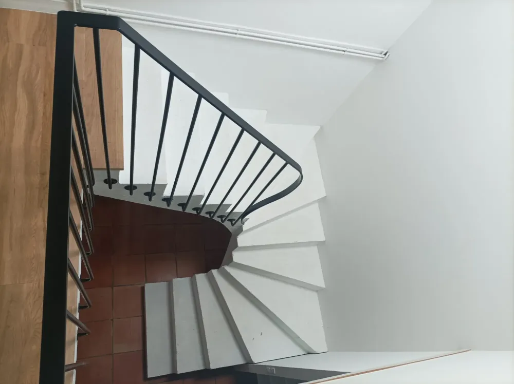 creation-escalier-beton-sur-mesure--scaled